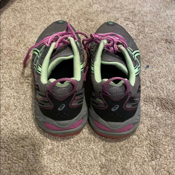 Running Shoes - Picture 3 of 4